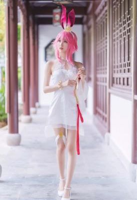 欧美微胖女星冬装街拍_4K电影完整版
